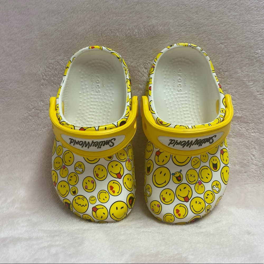 Kids/Toddler size 6 Crocs. Trendy, playful, Smiley face design. ☘️